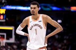 开云体育APP下载-包含步行者逆转雄鹿B队，福克斯爆发神勇的词条