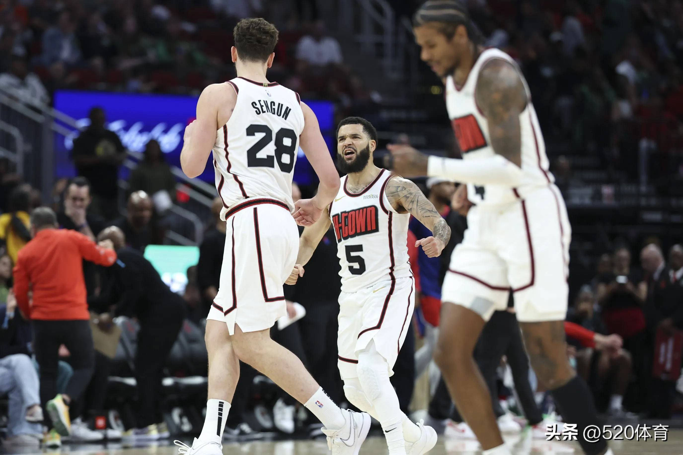 NBA季后赛激烈进行，各支球队实力相当