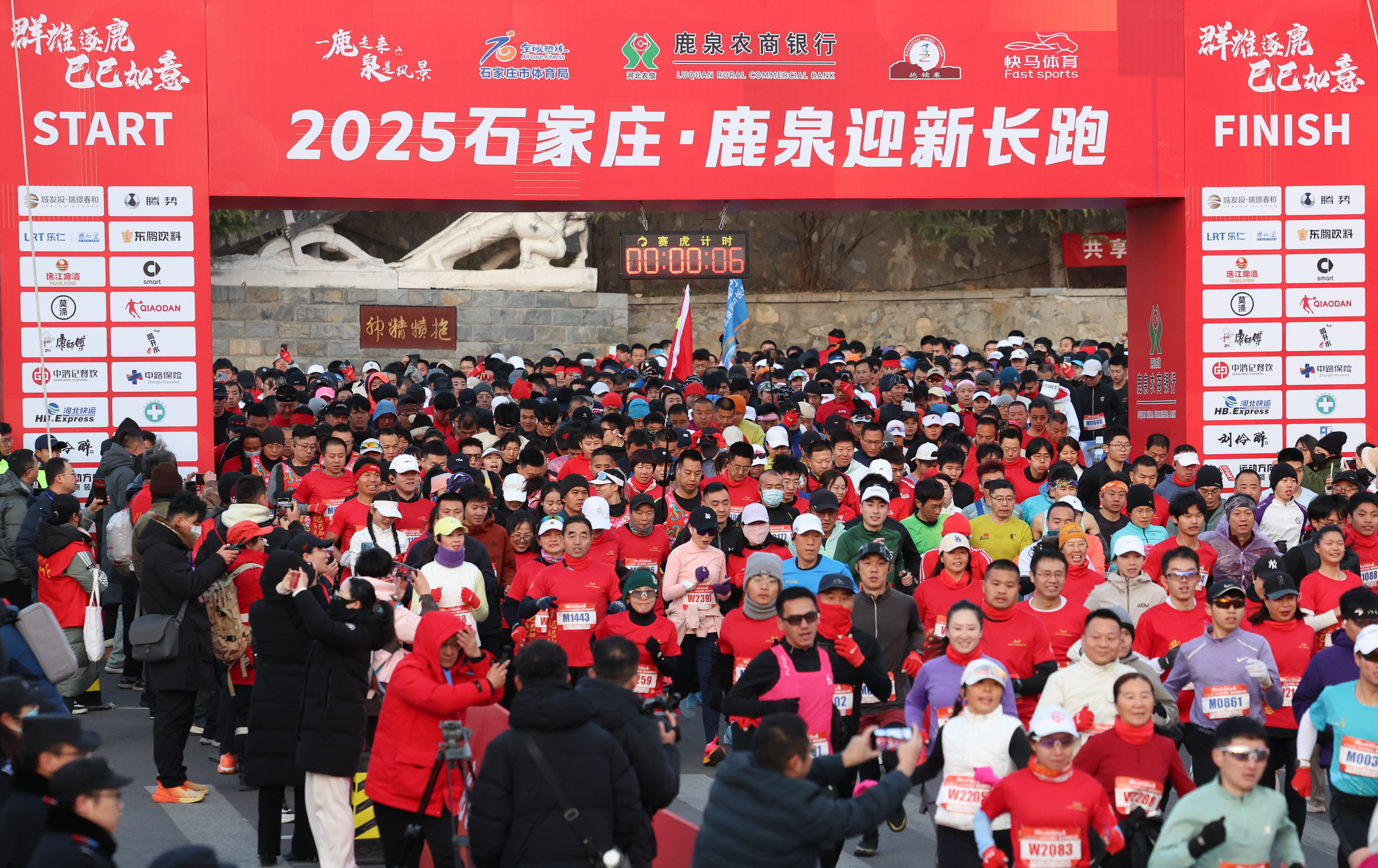 火爆赛事大热进行，劲旅争霸逐鹿赛场