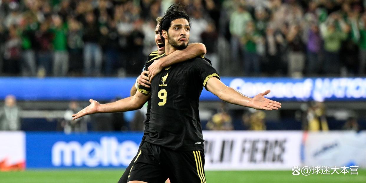 大国之争：巴西和墨西哥足球队点球向前