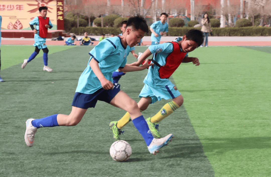 国内足球联赛上演激烈对决，球队斗志昂扬
