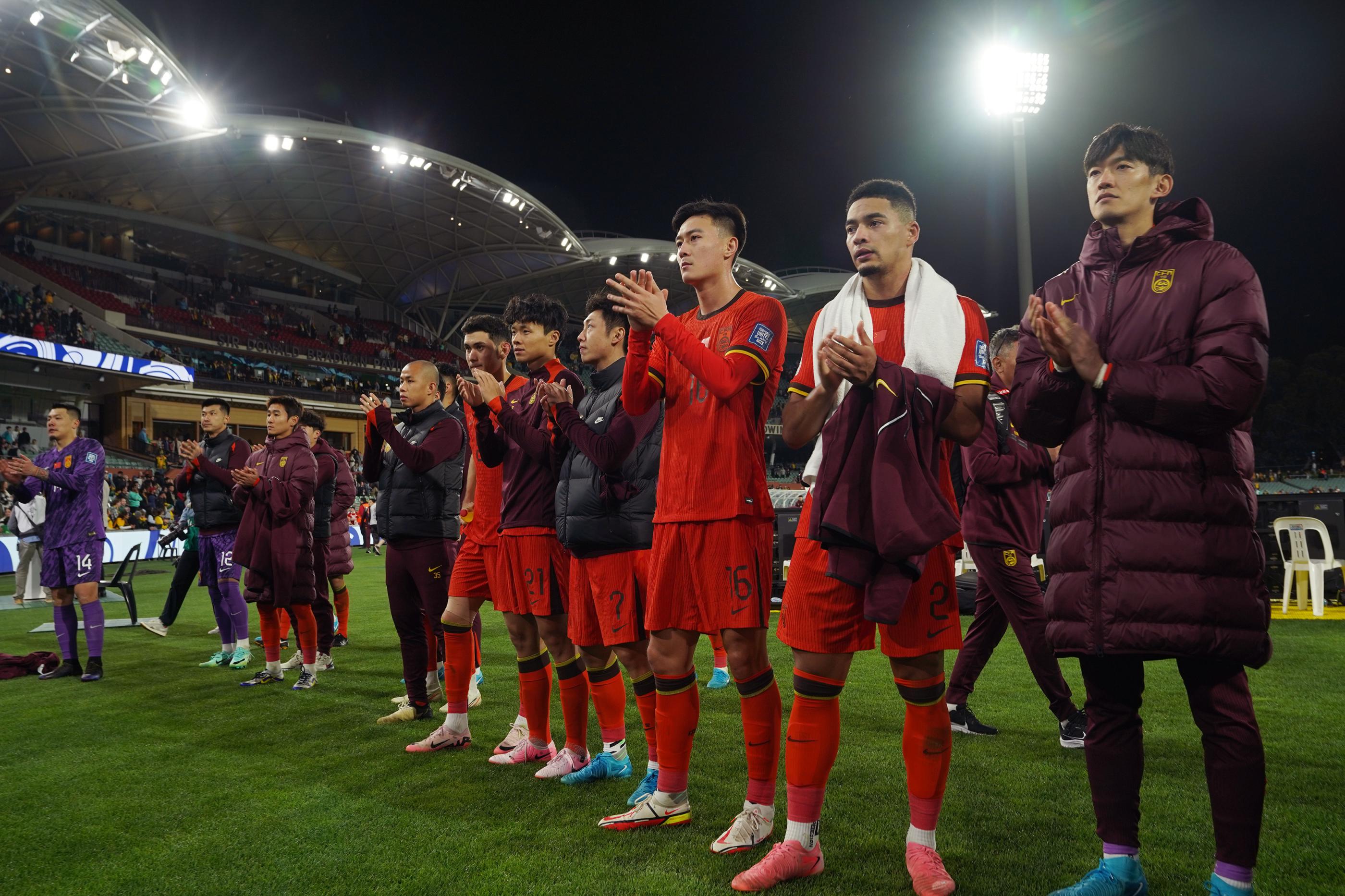 国内足球联赛上演激烈对决，球队斗志昂扬