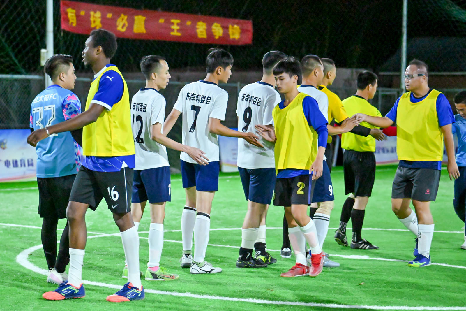 国内职业足球赛事精彩纷呈,球队表现亮眼的简单介绍 国内职业足球赛事精彩纷呈,球队表现亮眼的简单介绍