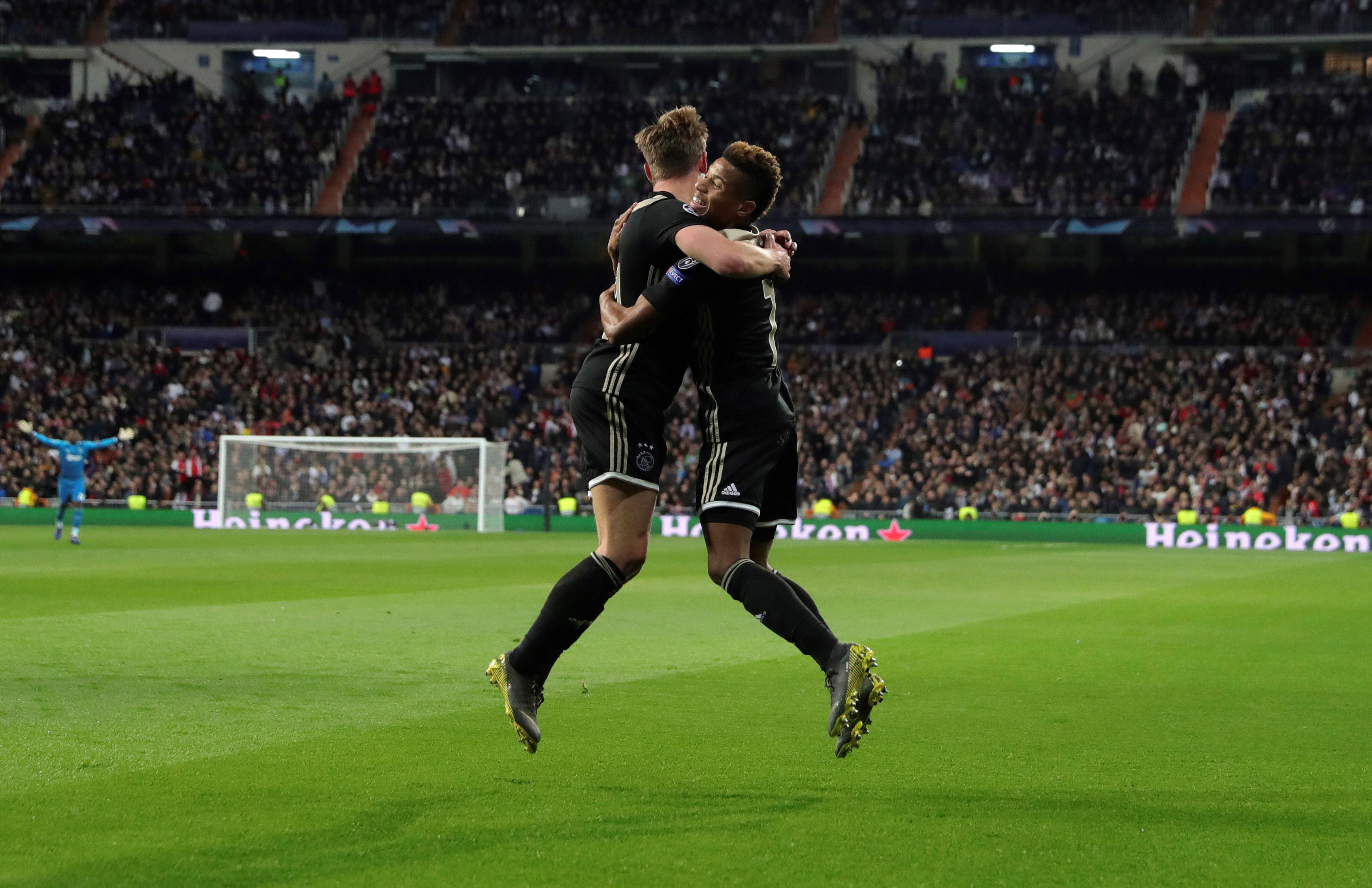 阿贾克斯英雄无惧,向着八强迈进 阿贾克斯英雄无惧,向着八强迈进