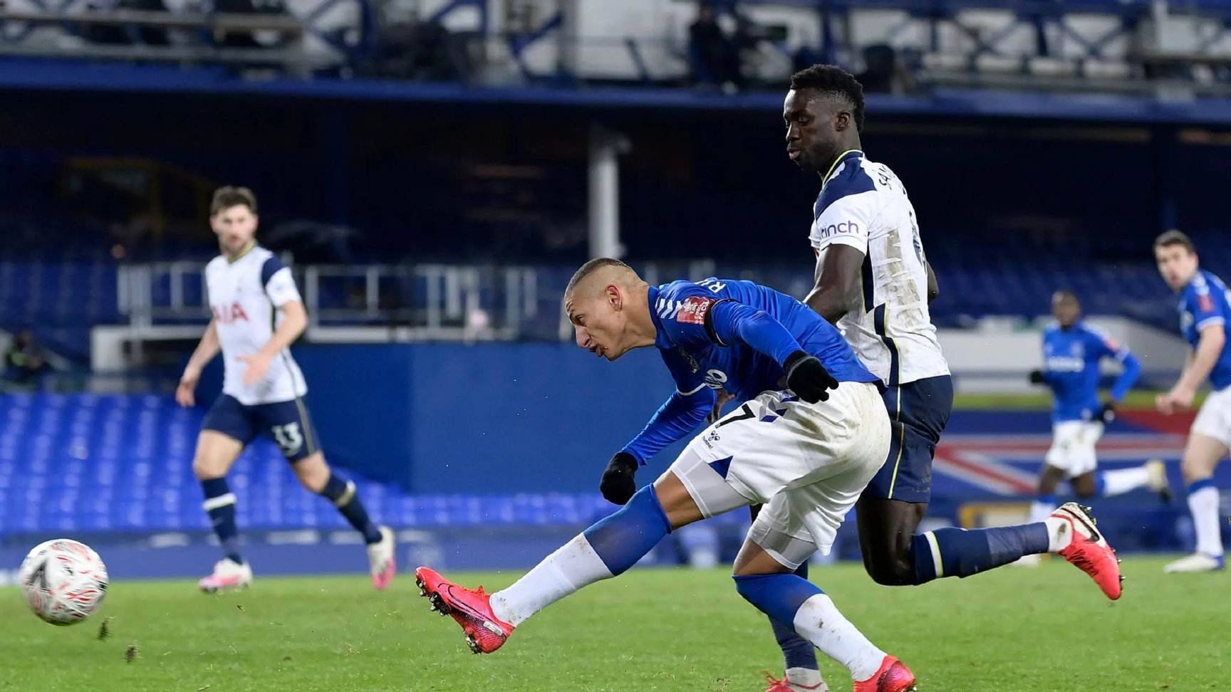 狼队主场大胜埃弗顿，重回争冠集团形势乐观的简单介绍